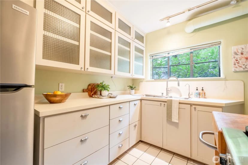 Property photo for 4204 11th Avenue Ne #8, Seattle photo 12