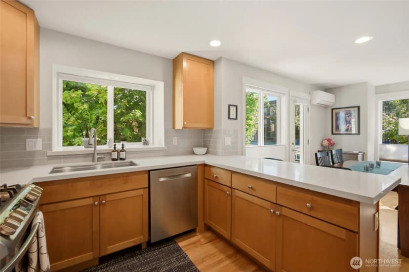 Property photo for 6800 Oswego Place Ne, Seattle photo 6