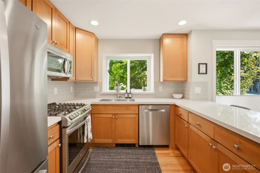 Property photo for 6800 Oswego Place Ne, Seattle photo 7