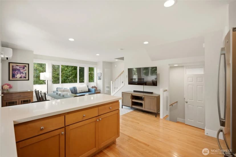 Property photo for 6800 Oswego Place Ne, Seattle photo 9