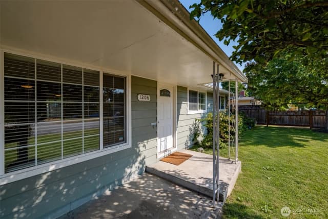 Property photo for 1206 S Walnut St, Burlington photo 4