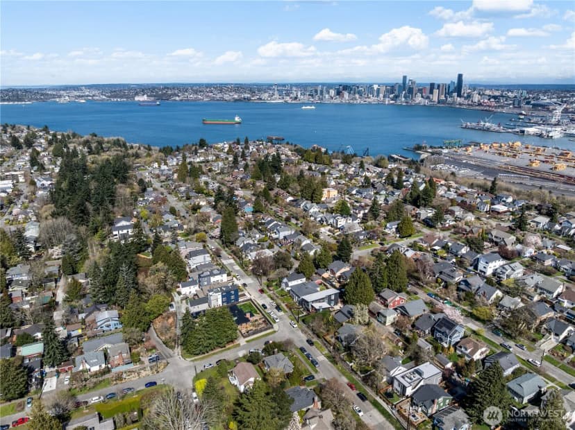 Property photo for 2935 39th Avenue Sw, Seattle photo 23