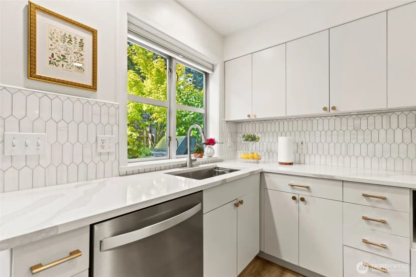 Property photo for 300 26th Avenue E #d, Seattle photo 6