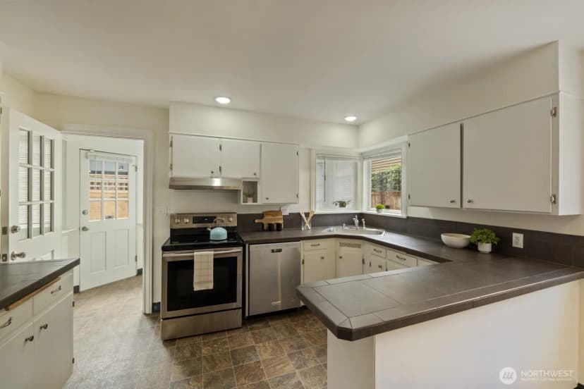 Property photo for 819 Ne 100th Street, Seattle photo 6