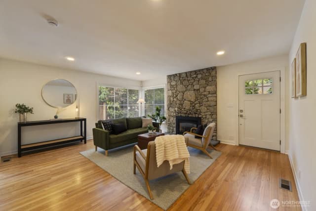 Property photo for 819 Ne 100th Street, Seattle photo 2