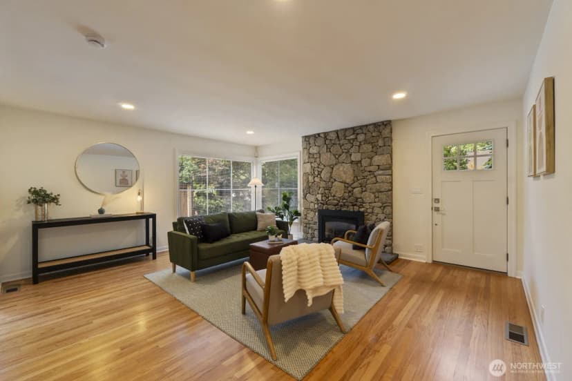 Property photo for 819 Ne 100th Street, Seattle photo 2