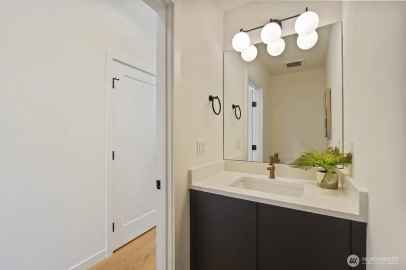 Property photo for 815 Ne 100th Street, Seattle photo 9