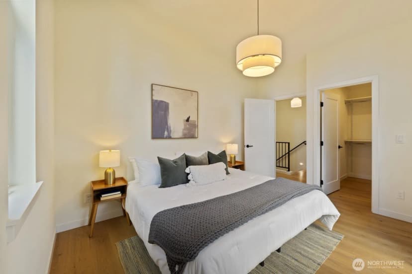 Property photo for 815 Ne 100th Street, Seattle photo 11
