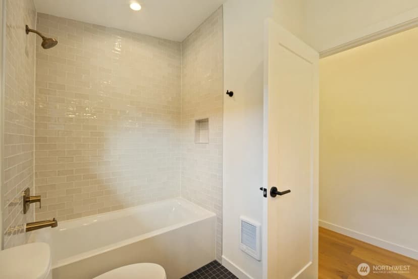 Property photo for 817 Ne 100th Street, Seattle photo 19