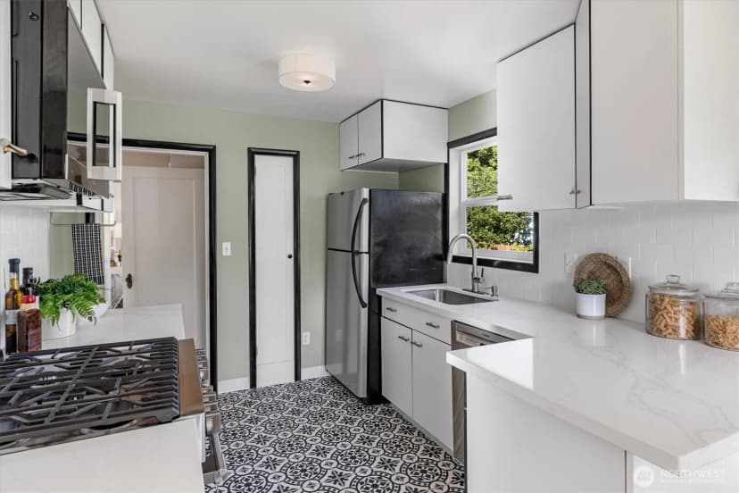 Property photo for 1022 Ne 72nd Street, Seattle photo 8