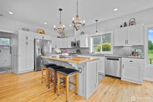 Property photo for 24200 Harvey Creek Rd, Arlington photo 5