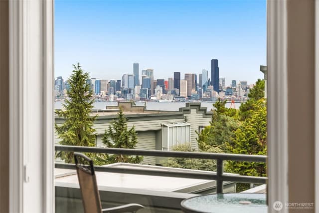 Property photo for 2349 Harbor Avenue Sw #702, Seattle photo 4