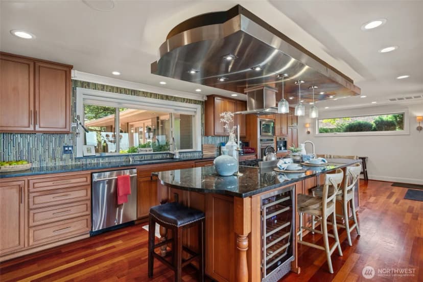 Property photo for 8723 Talbot Road, Edmonds photo 14