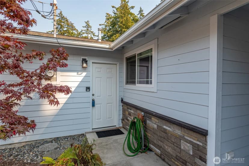 Property photo for 1925 Ne 8th Avenue, Oak Harbor photo 4