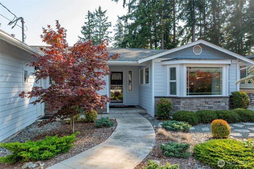 Property photo for 1925 Ne 8th Avenue, Oak Harbor photo 3