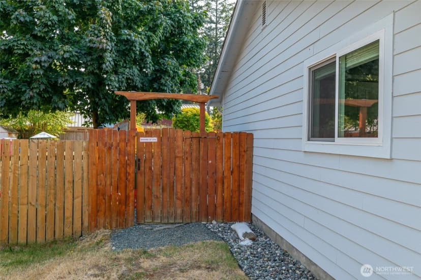 Property photo for 1925 Ne 8th Avenue, Oak Harbor photo 35