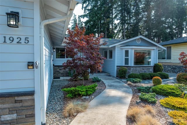 Property photo for 1925 Ne 8th Avenue, Oak Harbor photo 2