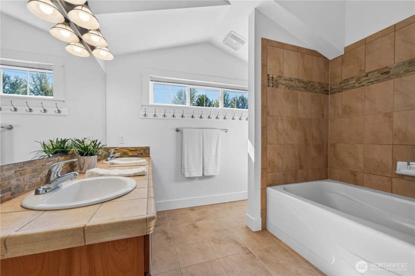 Property photo for 5013 40th Avenue Ne, Seattle photo 11