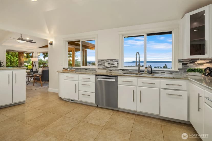 Property photo for 310 Skyline Drive, Edmonds photo 11