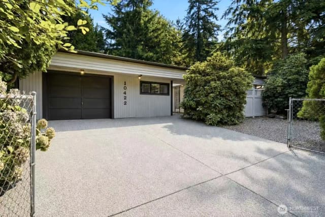 Property photo for 10422 165th Pl Ne, Redmond photo 2