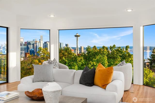 Property photo for 118 Highland Drive, Seattle photo 4