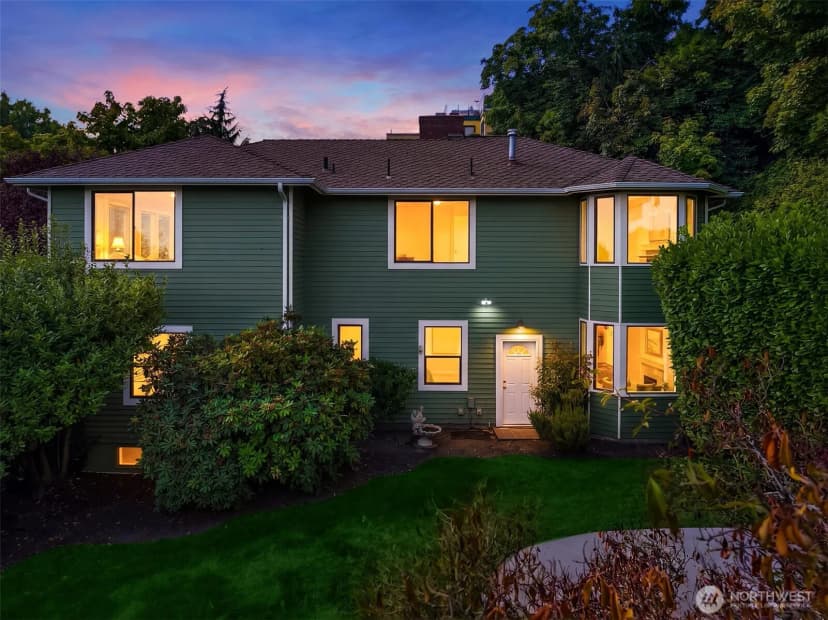 Property photo for 1114 2nd Avenue N, Seattle photo 2