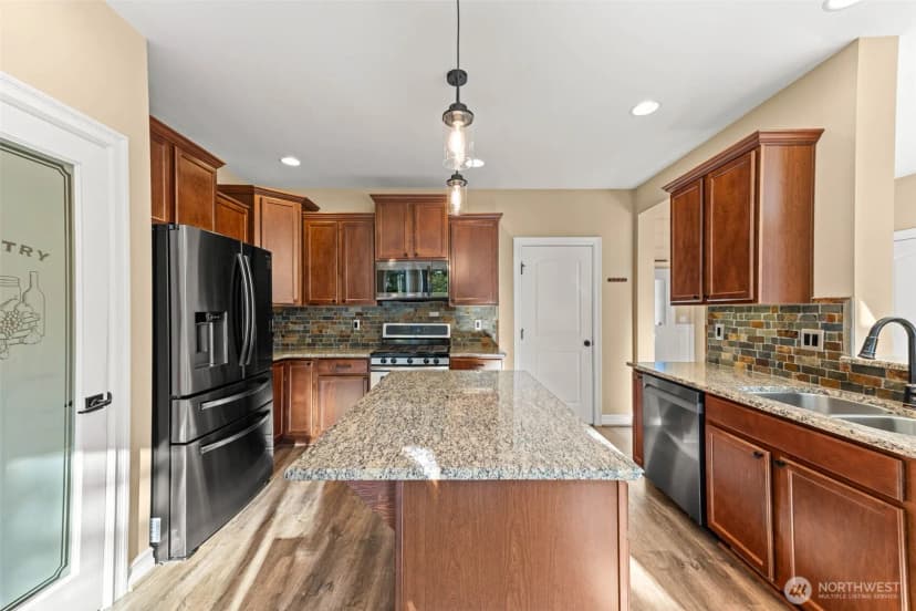 Property photo for 32113 Sunny Lane, Black Diamond photo 12