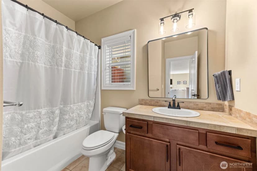 Property photo for 32113 Sunny Lane, Black Diamond photo 16