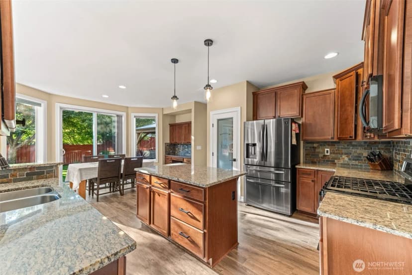 Property photo for 32113 Sunny Lane, Black Diamond photo 14