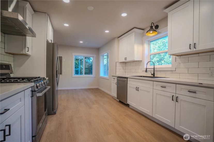 Property photo for 909 Fir Street Ne, Olympia photo 2