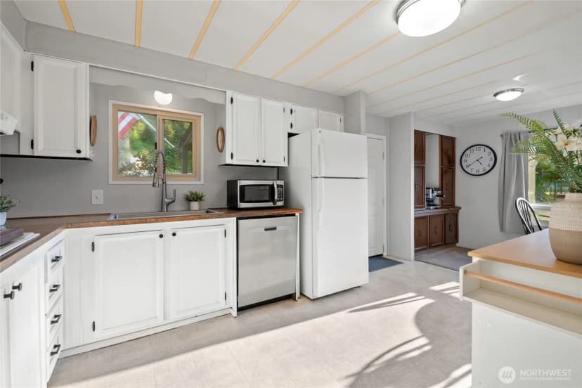 Property photo for 1494 Van Wyck Road, Bellingham photo 11