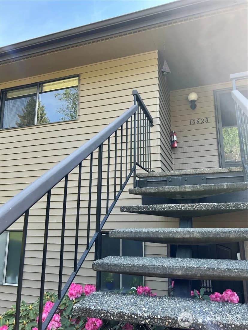Property photo for 10628 Glen Acres Dr S, Seattle photo 22