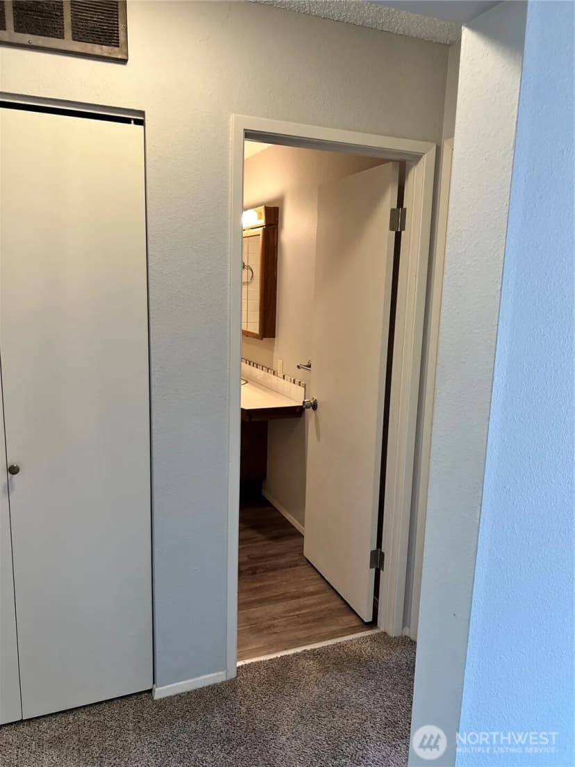 Property photo for 10628 Glen Acres Dr S, Seattle photo 16