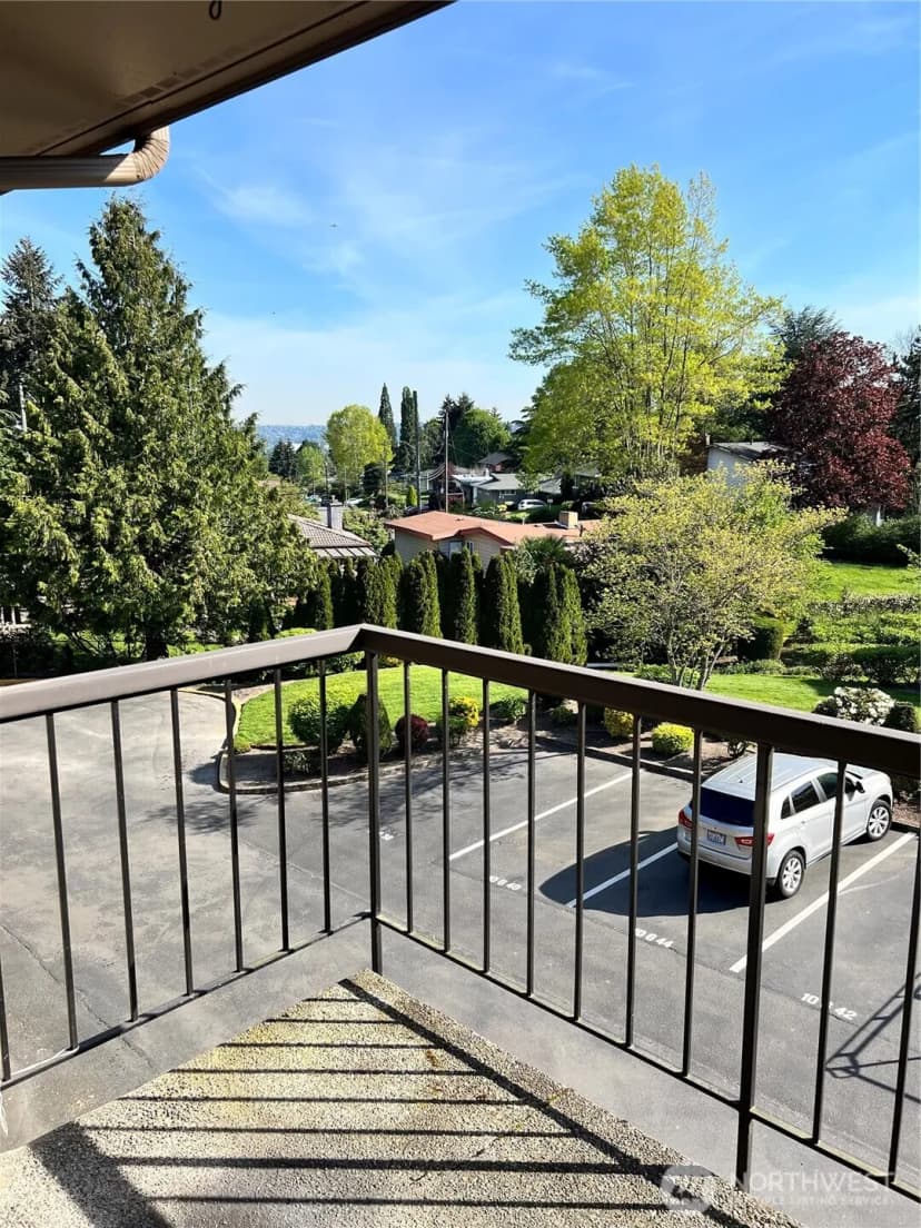 Property photo for 10628 Glen Acres Dr S, Seattle photo 11