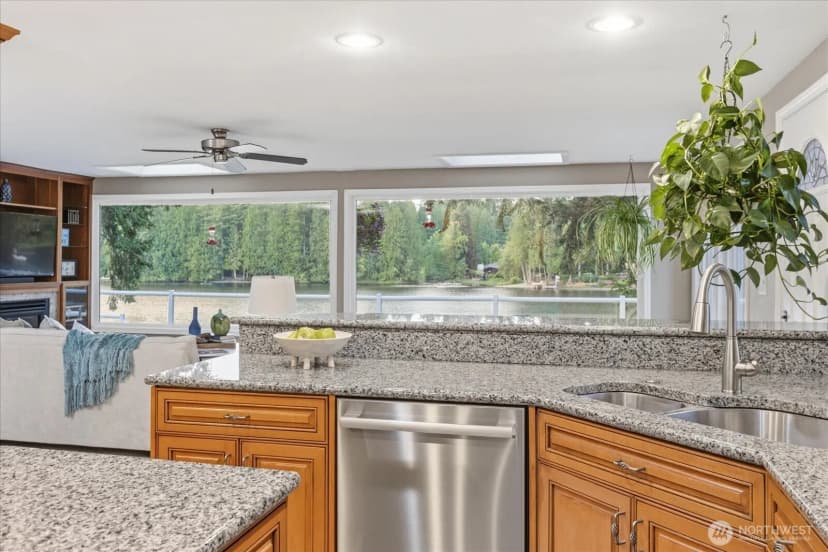 Property photo for 2053 E Beaver Lake Drive Se, Sammamish photo 16