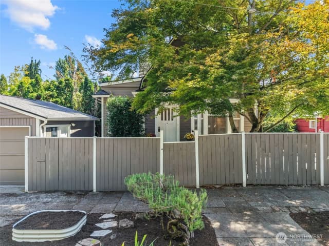 Property photo for 324 27th Avenue E, Seattle photo 2