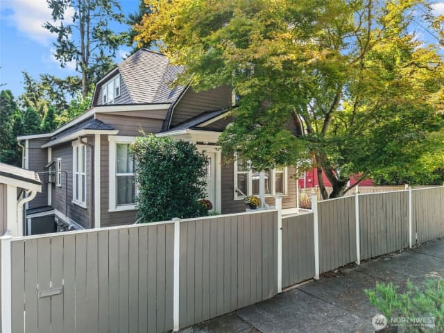 Property photo for 324 27th Avenue E, Seattle photo 4