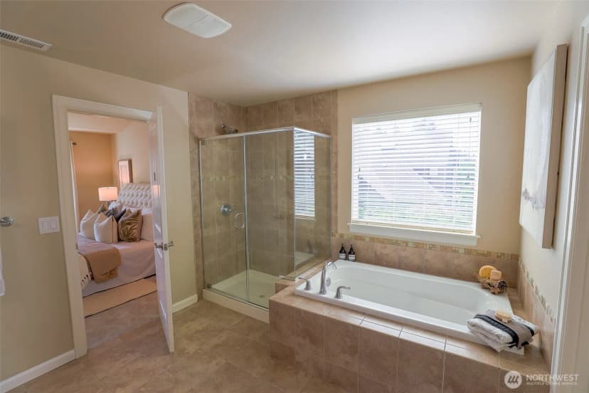 Property photo for 208 Ilwaco Place Se, Renton photo 18