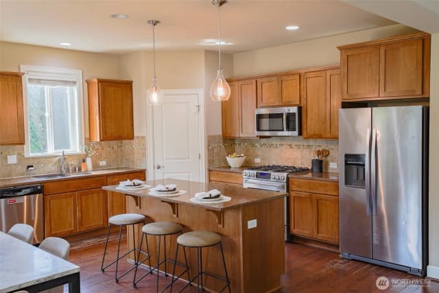 Property photo for 208 Ilwaco Place Se, Renton photo 3