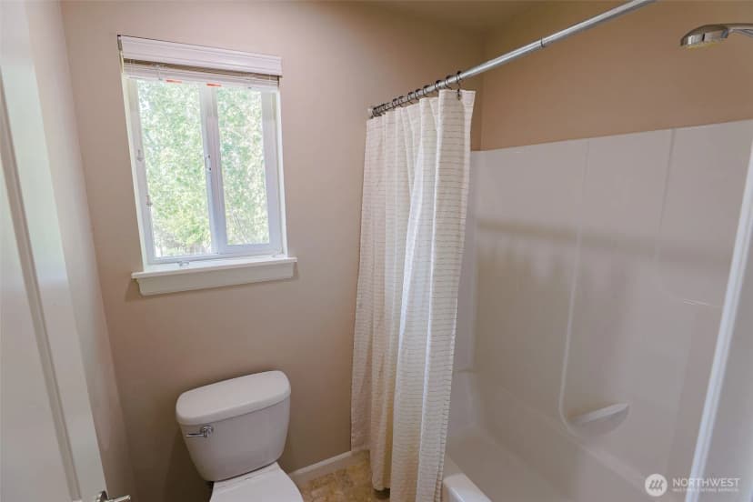 Property photo for 208 Ilwaco Place Se, Renton photo 28