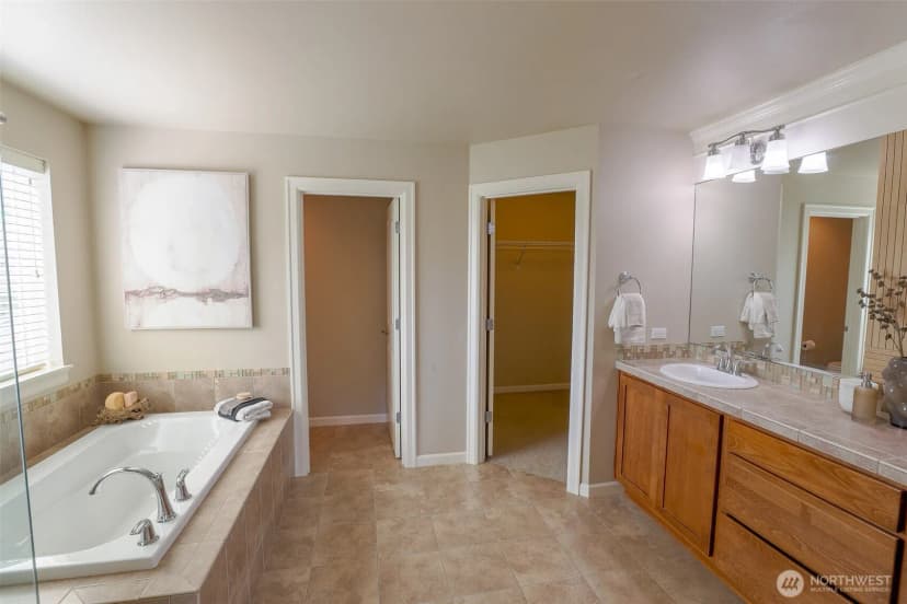 Property photo for 208 Ilwaco Place Se, Renton photo 17