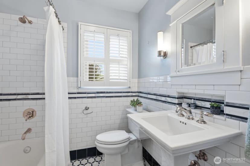 Property photo for 1560 28th Avenue W, Seattle photo 19