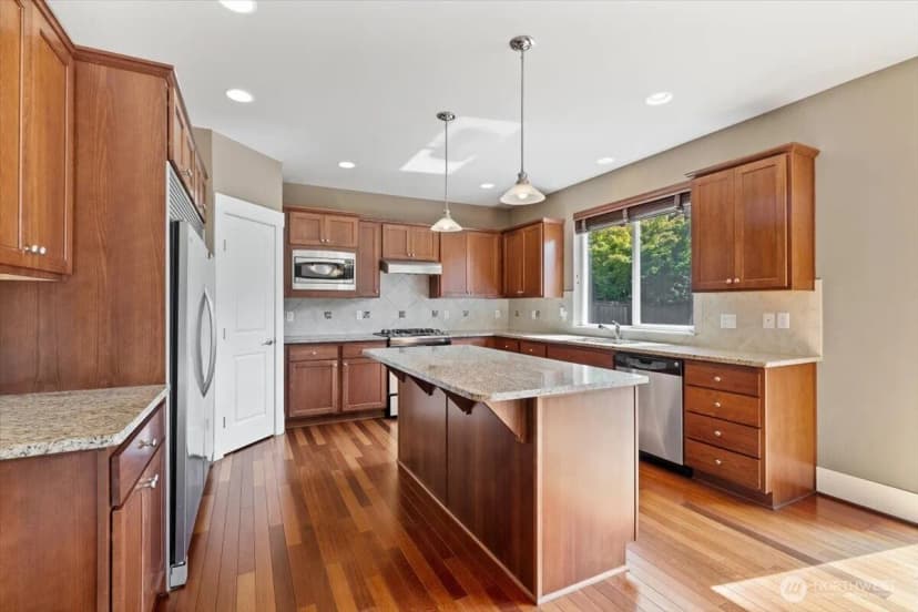 Property photo for 907 Ilwaco Place Ne, Renton photo 7