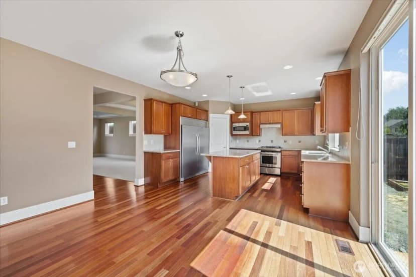 Property photo for 907 Ilwaco Place Ne, Renton photo 9