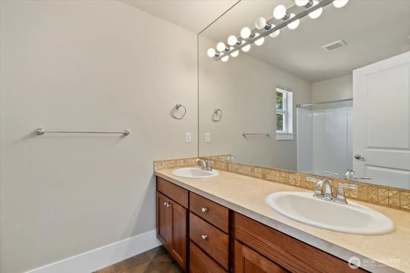 Property photo for 907 Ilwaco Place Ne, Renton photo 25