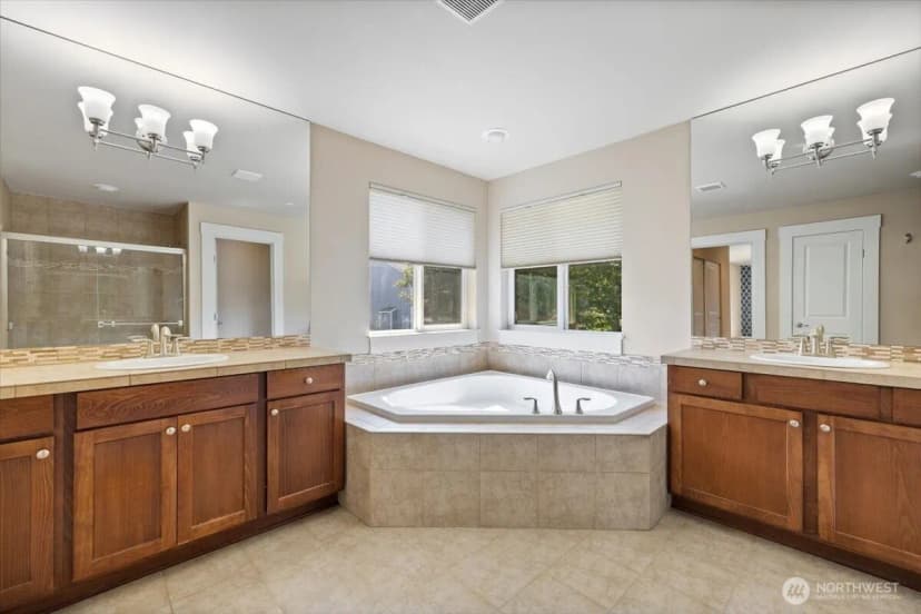 Property photo for 907 Ilwaco Place Ne, Renton photo 18