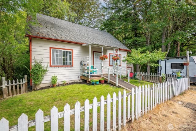 Property photo for 817 Kendall Street, Port Orchard photo 2