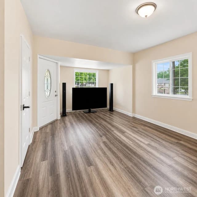 Property photo for 702 5th Avenue Nw, Puyallup photo 2
