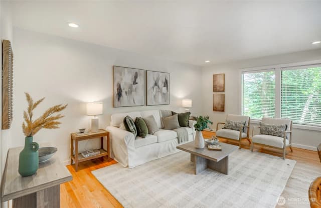 Property photo for 2308 Ne 123rd Street, Seattle photo 4