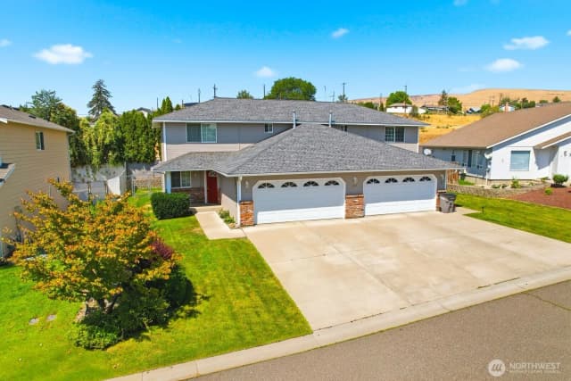 Property photo for 4209 Nola Loop Rd, Yakima photo 2